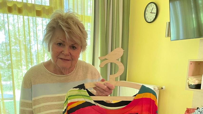 Kleiderbügel mit Vogel