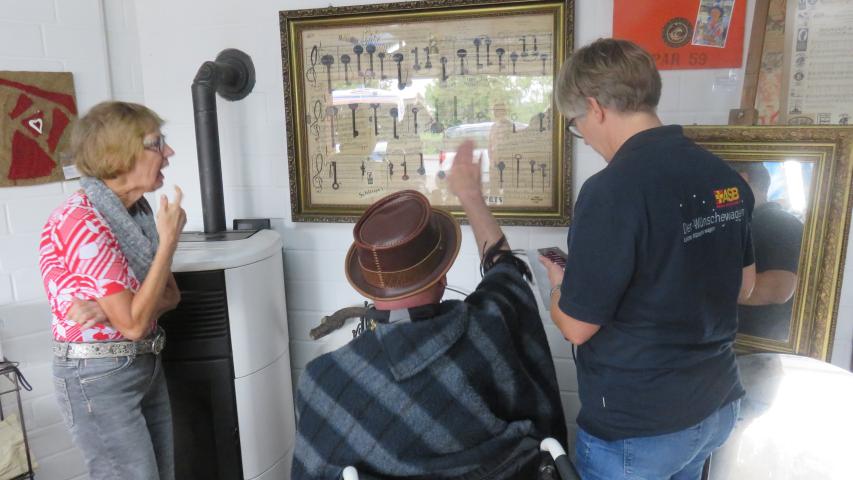 Gregor erklärt ein Kunstwerk