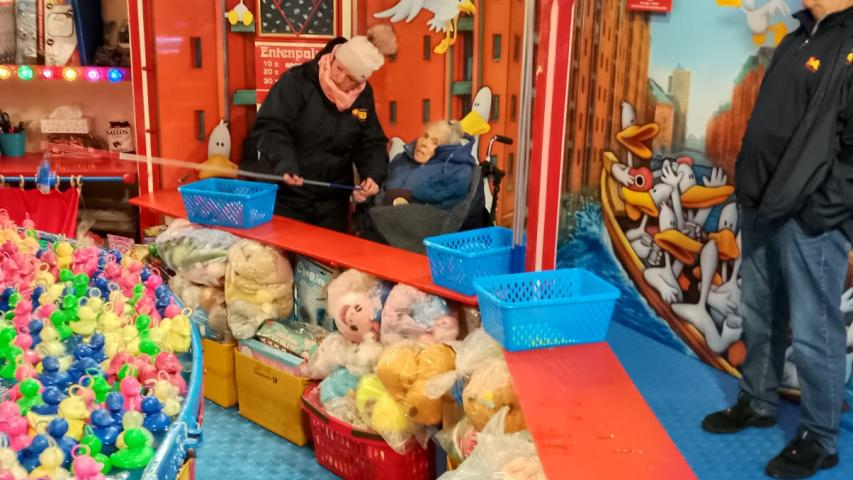 Waltraut beim Entenangeln